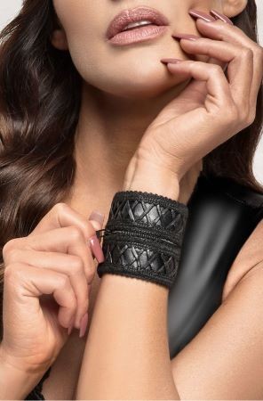 Cadeaux Coquins : Comment Surprendre avec un Bracelet et des Manchettes Portefeuille en Wetlook